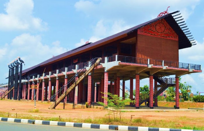 Rumah Radakng Pontianak Ikon Budaya Dayak yang Wajib Dikunjungi